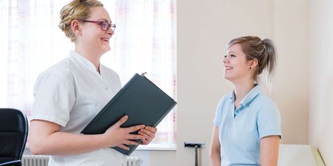 Pflegekraft und Therapeutin im Gespräch