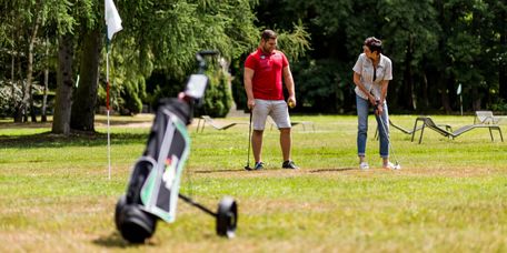 Ein Mann und eine Frau spielen Golf in Bad Düben