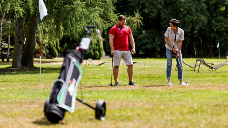 Ein Mann und eine Frau spielen Golf in Bad Düben