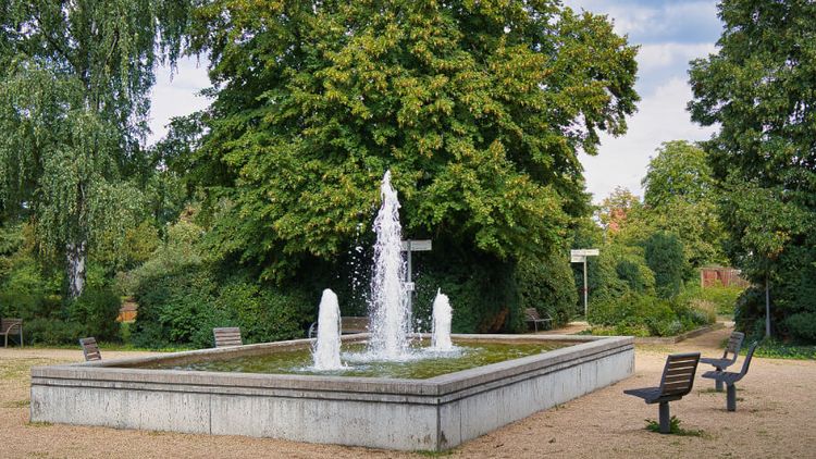 Ein Springbrunnen plätschert im Kurpark Bad Düben