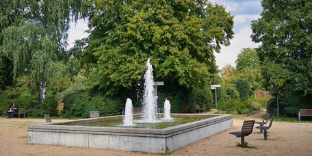 Ein Springbrunnen plätschert im Kurpark Bad Düben
