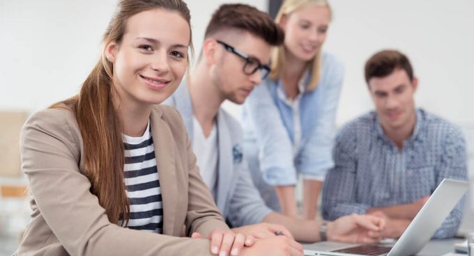 Jungen Studenten lernen gemeinsam bei Gruppenarbeit
