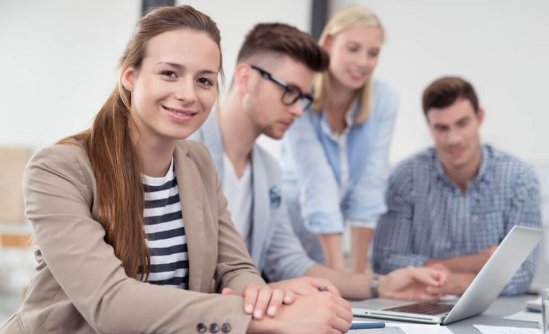 Jungen Studenten lernen gemeinsam bei Gruppenarbeit