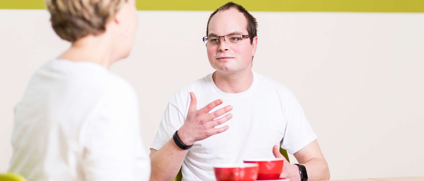 Ärztin klärt Patienten über die Behandlung auf