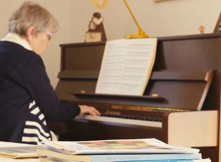 Endlich wieder schmerzfrei musizieren: Klavierspielerin Ursula Bork berichtet