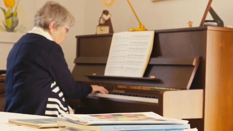 Endlich wieder schmerzfrei musizieren: Klavierspielerin Ursula Bork berichtet