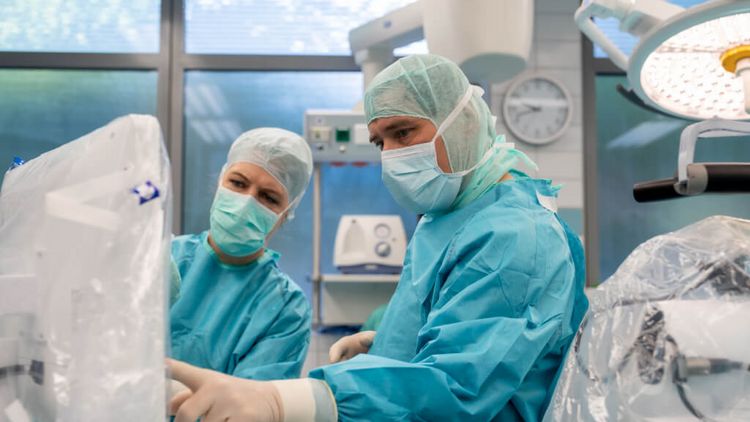 Ärztin und Arzt bei robotergestützter Knie-OP