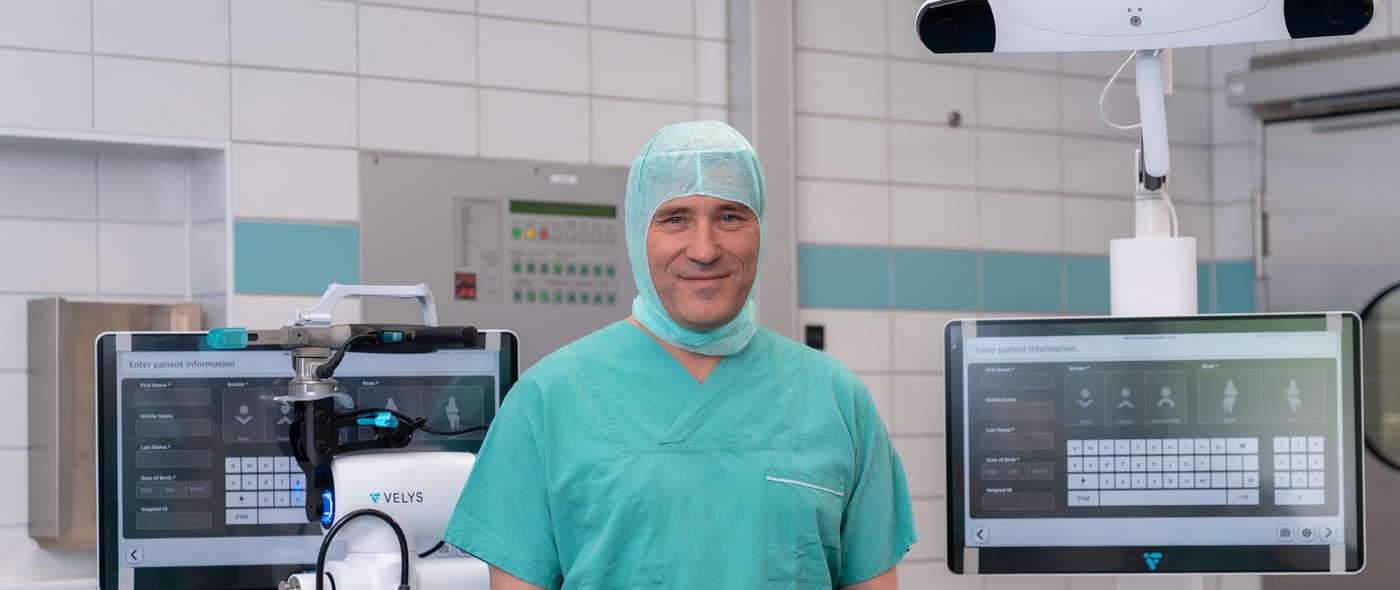Arzt präsentiert Roboter für robotergestützte Knie-OP