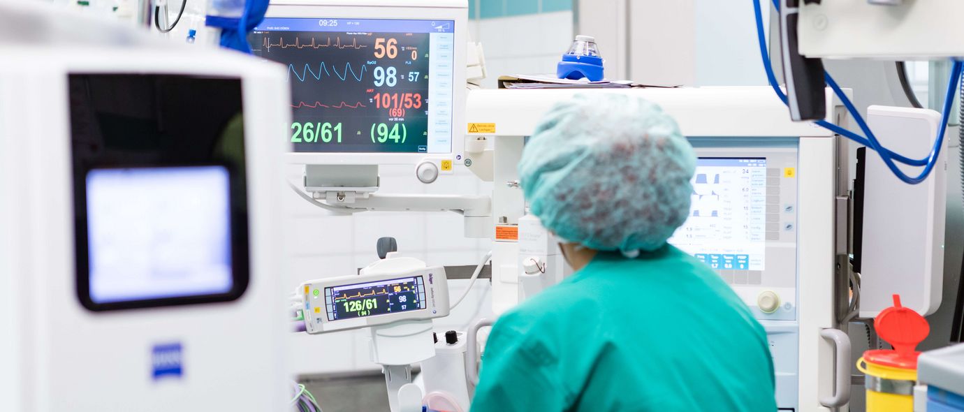 Eine Anästhesieschwester überwacht die Vitalfunktionen während einer Operation
