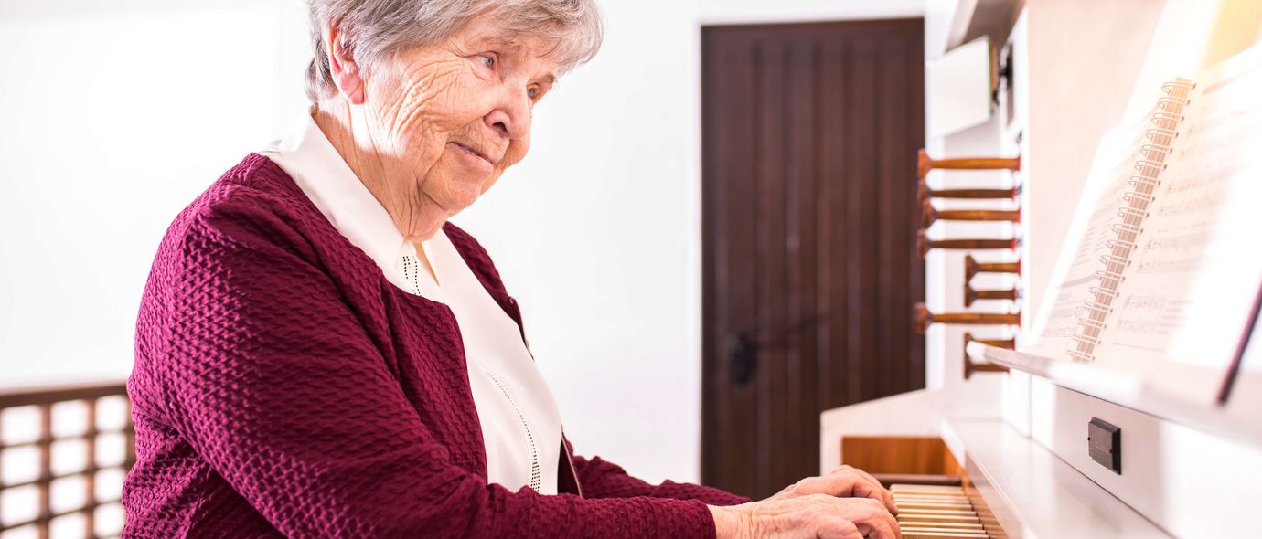 Patientin spielt auf einer Orgel