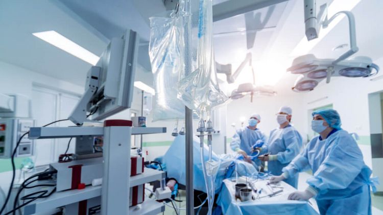 Ein Ärzteteam mit Mundschutz operiert einen orthopädischen Patienten