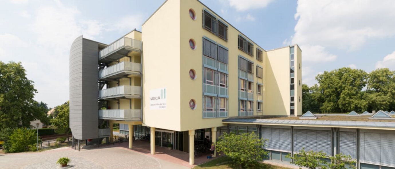 Außenansicht MEDICLIN Waldkrankenhaus Bad Düben mit Eingang und Vorplatz