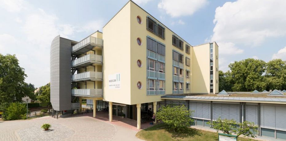 Außenansicht MEDICLIN Waldkrankenhaus Bad Düben mit Eingang und Vorplatz