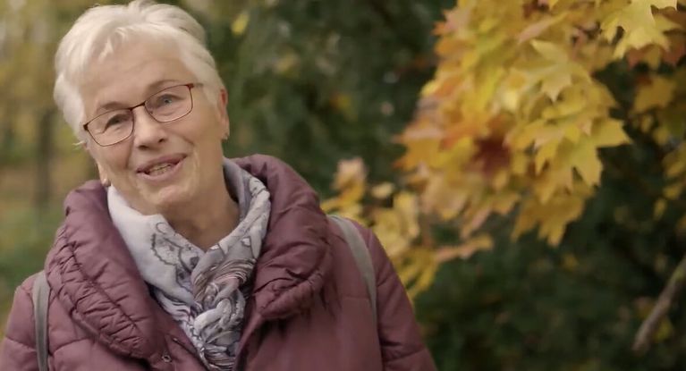 Ältere Dame mit Hüftproblemen Ältere Dame mit Hüftproblemen